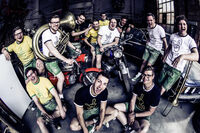 Notausgang - unter ihrem Motto “always a weng anders” bringen 12 Jungs und ein Mädel alles Vor- oder auch nicht Vorstellbare auf die Bühne. Überzeugen Sie sich selbst davon, wie sie mit ihren Blechinstrumenten, von Tradition bis Rock, musikalisch Unmögliches möglich machen.